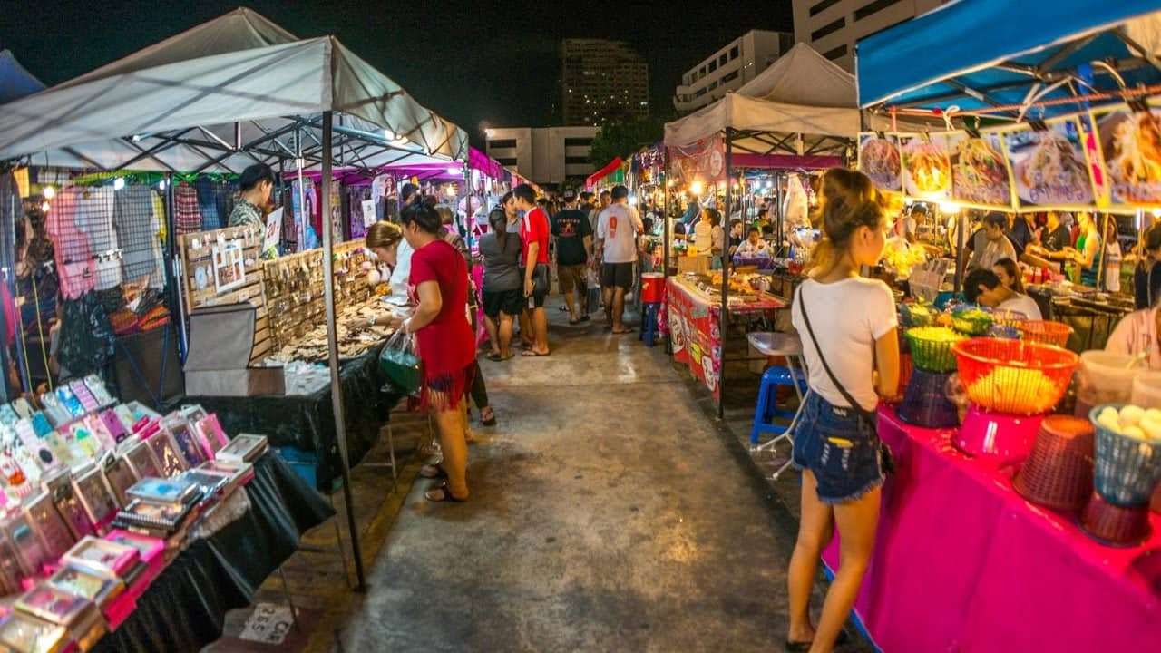 Tung hoành tại chợ đêm Chatuchak Bangkok