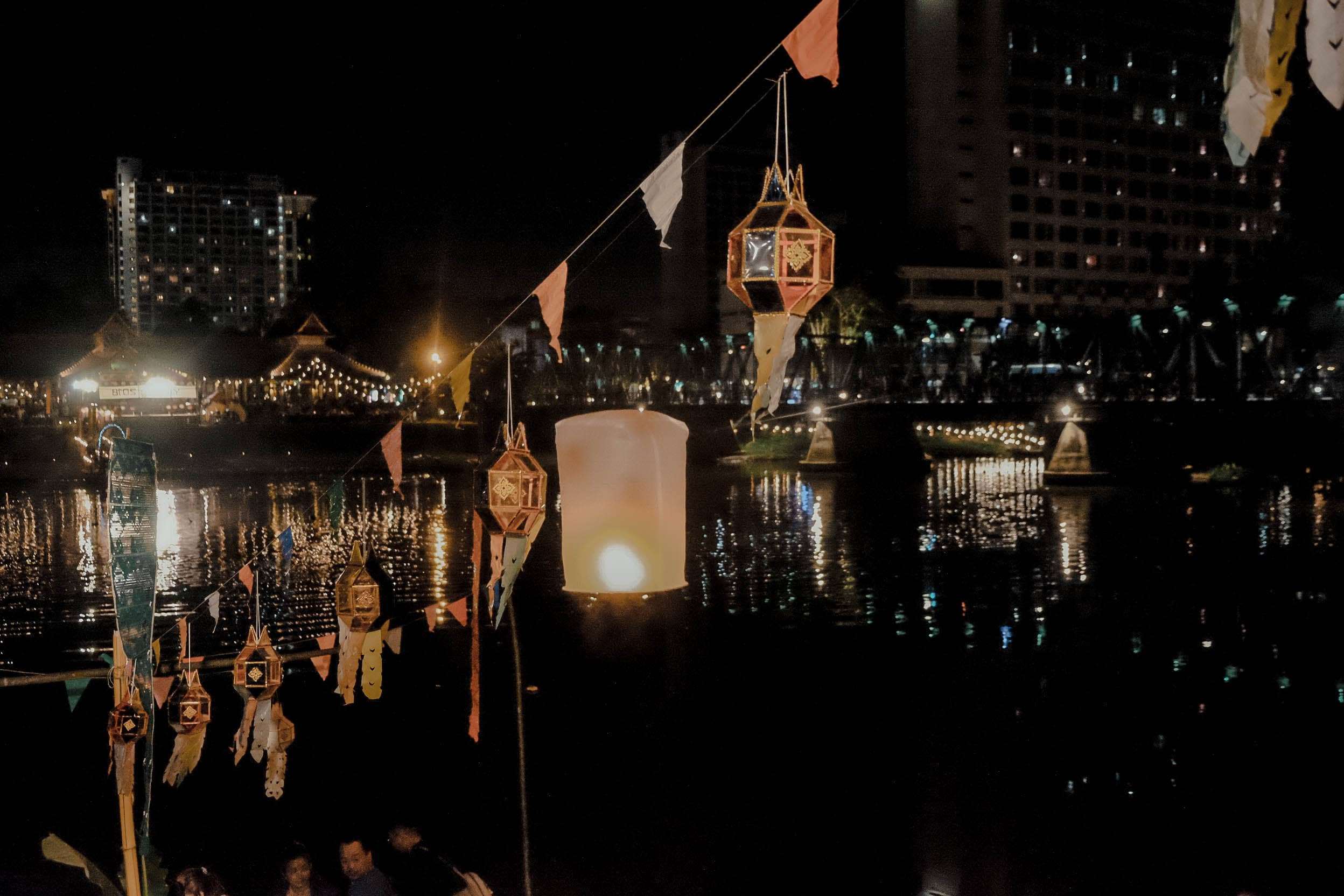 Lễ hội đ&egrave;n trời ở Chang Mai Th&aacute;i Lan