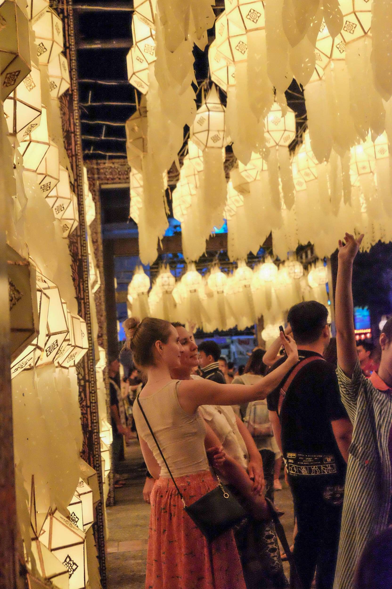 Lễ hội đ&egrave;n trời ở Chang Mai Th&aacute;i Lan