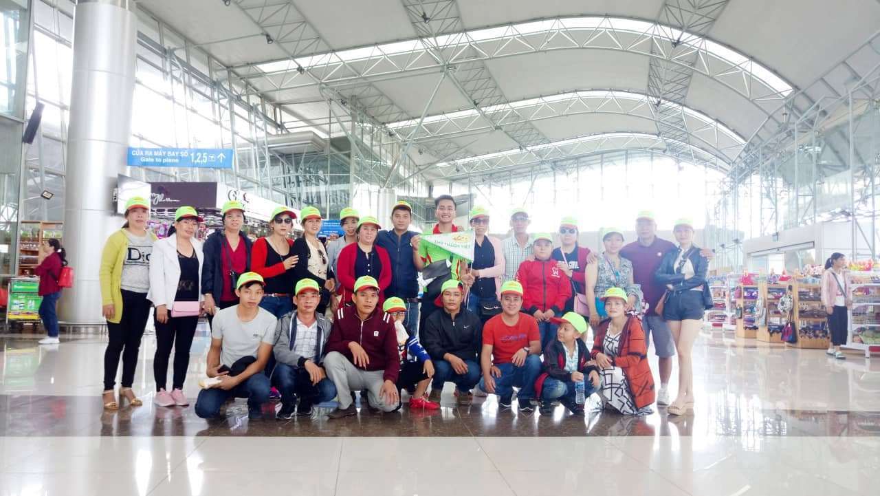 hướng dẫn viên và khách đoàn Thái Lan