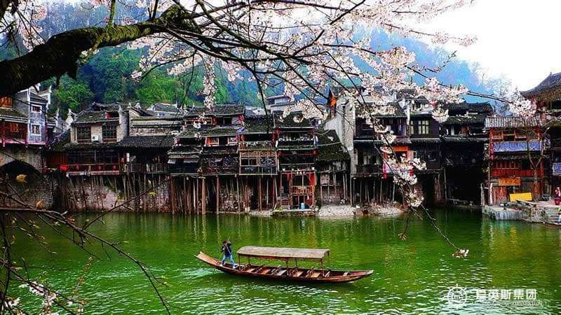 Phượng ho&agrave;ng cổ trấn 