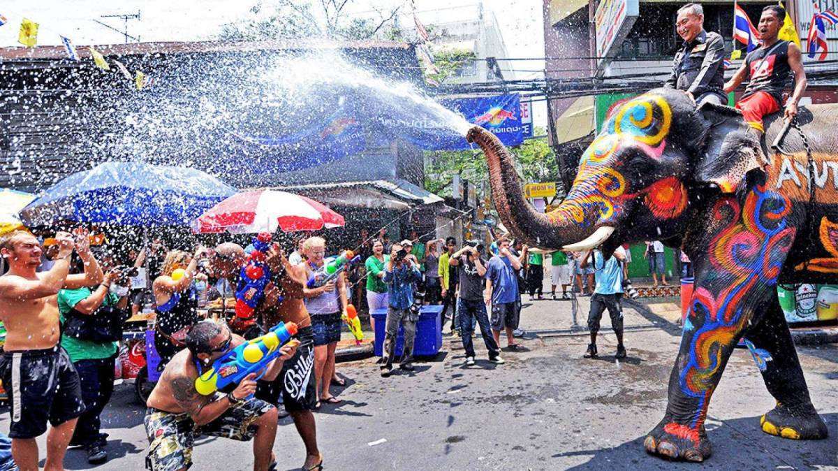 Lễ hội t&eacute; nước songkran