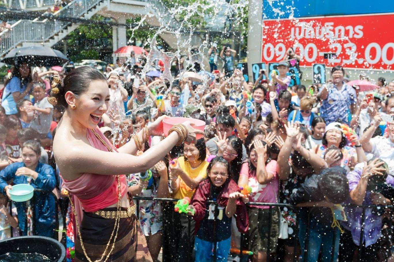 Lễ hội t&eacute; nước songkran